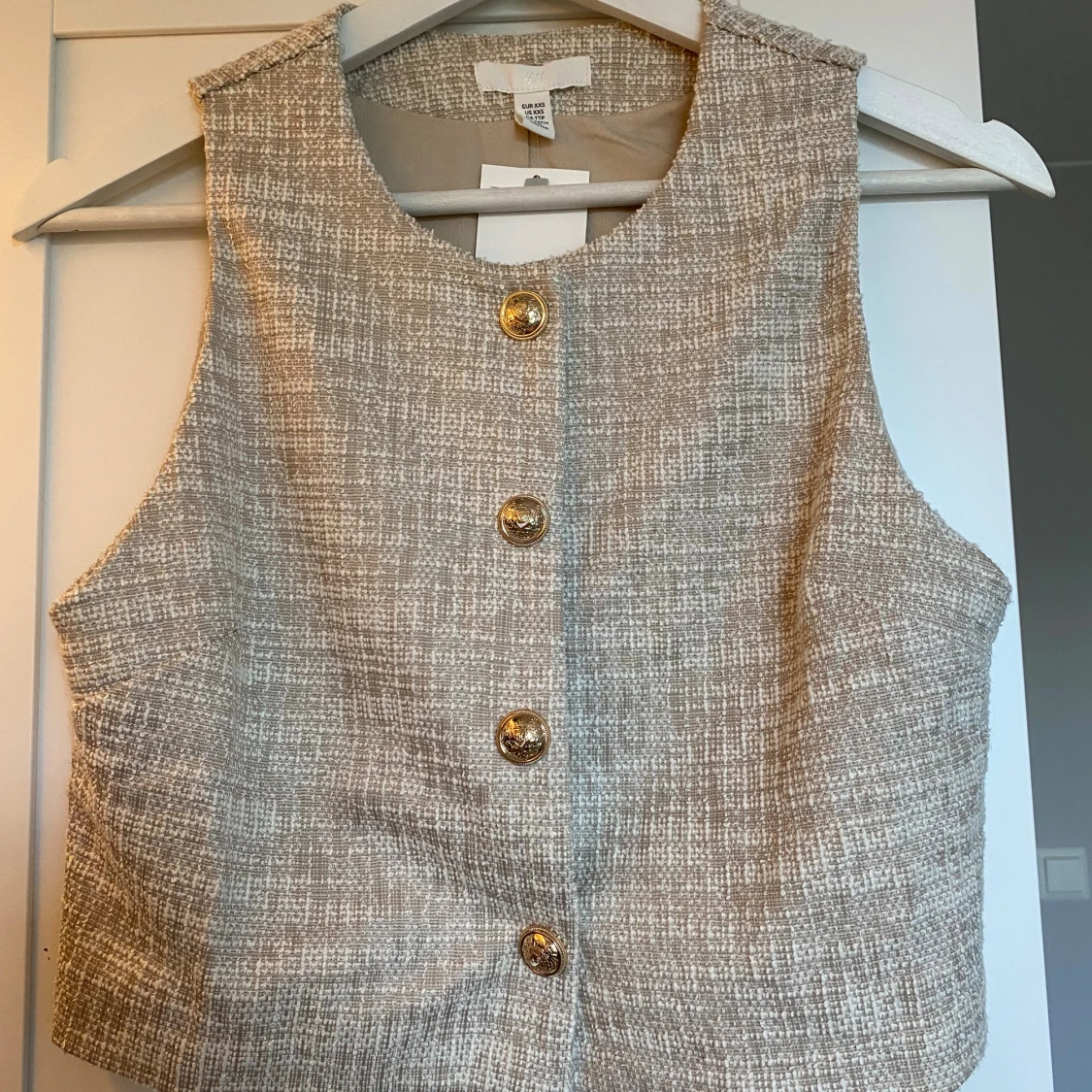 Beige rutig väst från H&M med guldknappar