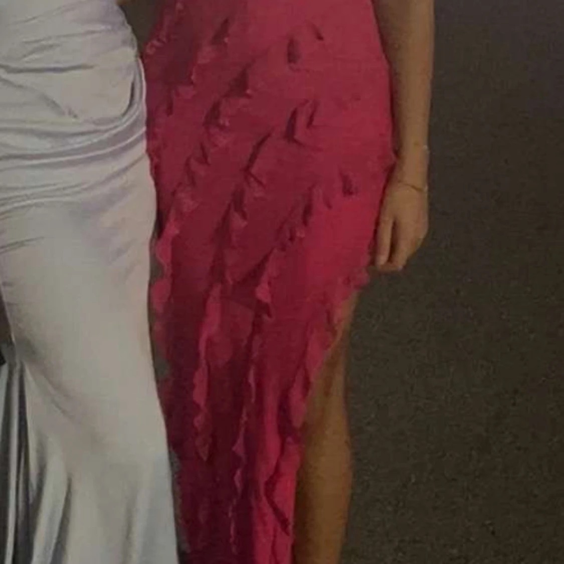 Rosa långklänning med volangdetaljer - 1