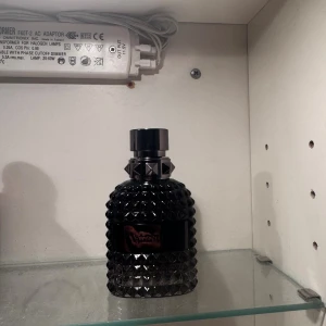 Valentino Uomo Intense EDP  40ml - Säljer en Valentino Uomo intense EDP i 50ml. Det är 40ml kvar då jag endast använt den fåtal gånger. Eau de parfum från Valentino Uomo Intense erbjuder en långvarig doftupplevelse. Med 10 % till 20 % parfymolja är det en av de mest koncentrerade formuleringarna. För ännu längre hållbarhet kan du kombinera eau de parfum med dina favoritvårdsprodukter.  Toppnoter  Mandarin, clary salvia  Mellannoter  Iris, tonkaböna  Basnoterna  Vanilj, läder
