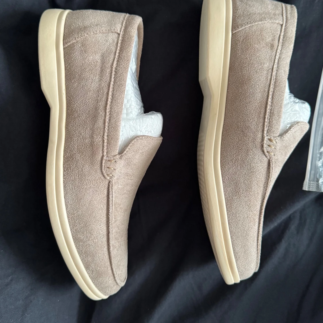 Beige mockaloafers från Old Money