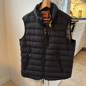 Parajumpers väst - Säljer en svart dunväst från Parajumpers i storlek L. Den är i väldigt bra skick och inte använd mycket alls. Nypris är runt 4000 och jag säljer denna för 1800. Hör av dig vid fråga eller mer bilder👍