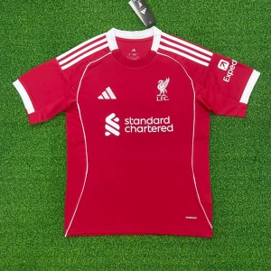 Liverpool röd fotbollströja Adidas - Finns inne lite olika namn på ryggen allt från Isak tilll ekitike och Wirtz i lite olika storlekar hör av er om önskad storlek och namn! Så löser vi!