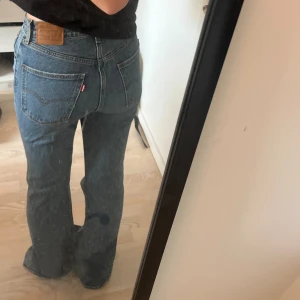 Levis jeans - Jättesnygga Levi’s jeans! Dom är högmidjade men om man har en tröja över är det inget som syns, sitter perfekt i längden ❕💕💘superbra skick!