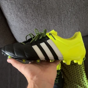 Adidas Ace 15.1 FG/AG - Klassiska retro skor i mycket bra skick. Release var 2015 och bars av spelare som James Rodriguez, Özil och Pogba med flera. Mycket bra skick. Ta chansen att kamma hem de här läckerbitarna. Skopåse ingår!