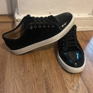 Svarta Lanvins - Snygga svarta sneakers från Lanvin, skorna är i princip helt nya använt de kanske 3 gånger inga skavanker eller något liknande.hör av er vid funderingar!
