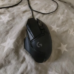 Logitech G502 Hero gaming mus - Inte mycket använd och i väldigt bra skick.