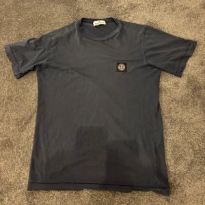 Stone Island tröja - Snygg mörkblå t-shirt från Stone Island. Storlek S. Inga defekter eller märken. Hör av er!