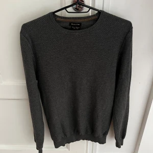 Massimo Dutti tröja - Stickad tröja från Massimo Dutti i fint skick. Storlek S men passar XS. Skriv vid frågor eller prisförslag!