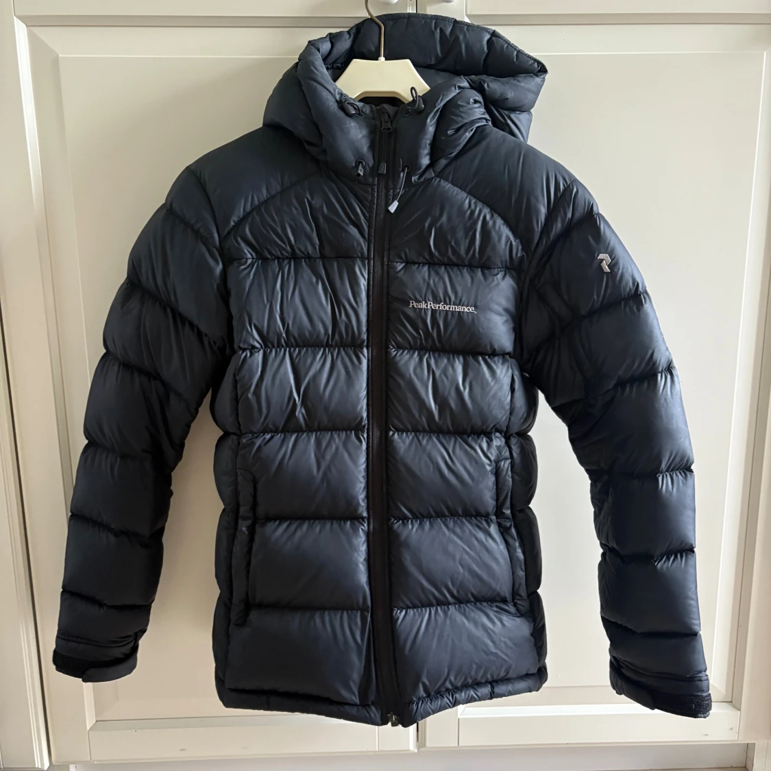 Svart dunjacka Peak Performance XS