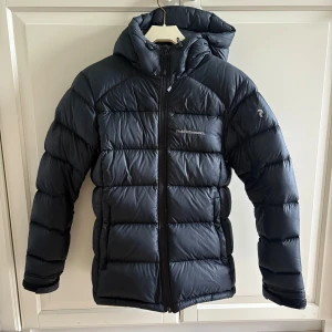 Svart dunjacka Peak Performance XS - Svart dunjacka från Peak Performance i modellen W Frost Down Jacket. Snygg, stilren och riktigt varm med bra passform.🥰köparen står för frakten🌸