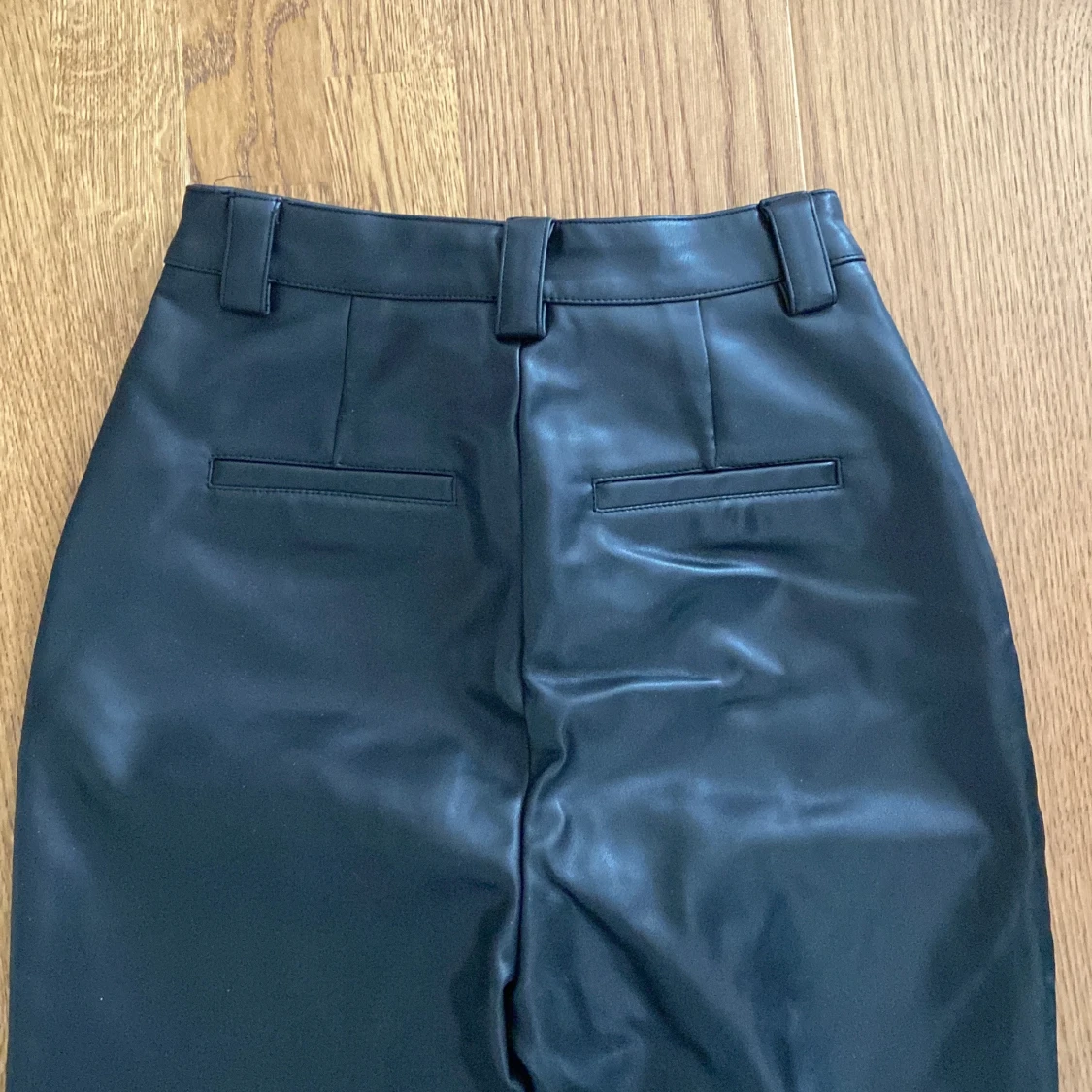 Svarta bootcut byxor i skinn från NA-KD - 2