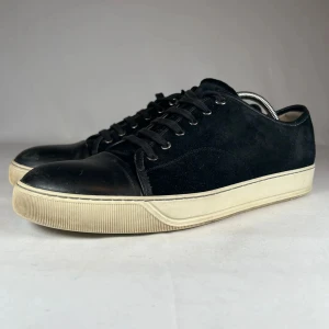 Lanvins dbb1 UK11 - Säljer dessa lanvin dbb1 | Nypris är 4500kr | skicket är 8/10 | fraktar inom 24h för snabb leverans | Medföljer original dustbag från Lanvin. | skorna är UK 11 och passar därför 45/46