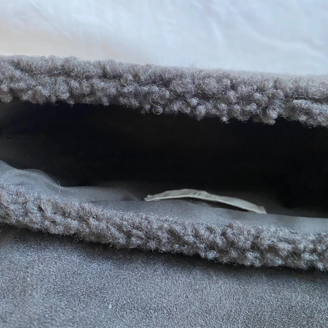 Mörkgrå axelväska i teddy-material - 3