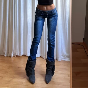 Lågmidjade skinny jeans - Vintage från Monday Denim, de är skinny/straight⭐️midja 34 (+stretch) innerben 83 jae 165