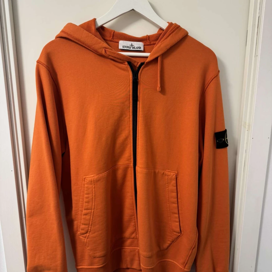 Orange hoodie från Stone Island