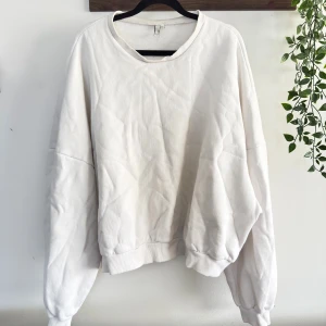 Oversized vit sweatshirt från NLY Trend - Supermjuk och oversized vit sweatshirt från NLY Trend i storlek XL. Hel och ren