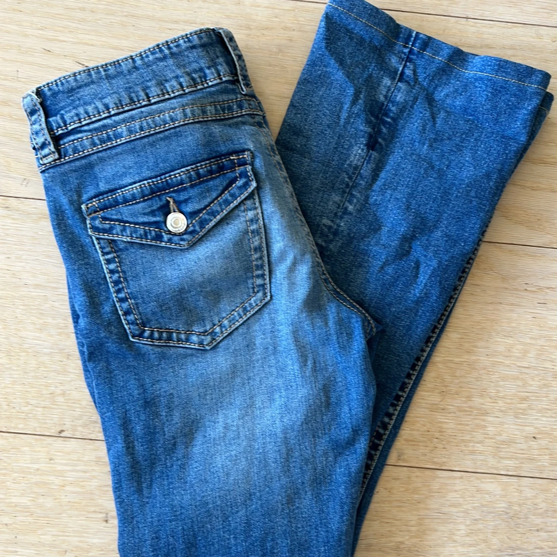 Blå jeans från Gina Tricot, storlek 170