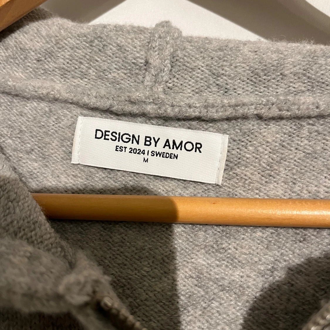Grå stickad hoodie från Design by Amor - 3