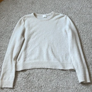Vit stickad tröja från H&M - Mysig vit stickad tröja från H&M. Perfekt för lager-på-lager och enkel att matcha med jeans eller kjol. Säljer då den inte kommer till användning💗