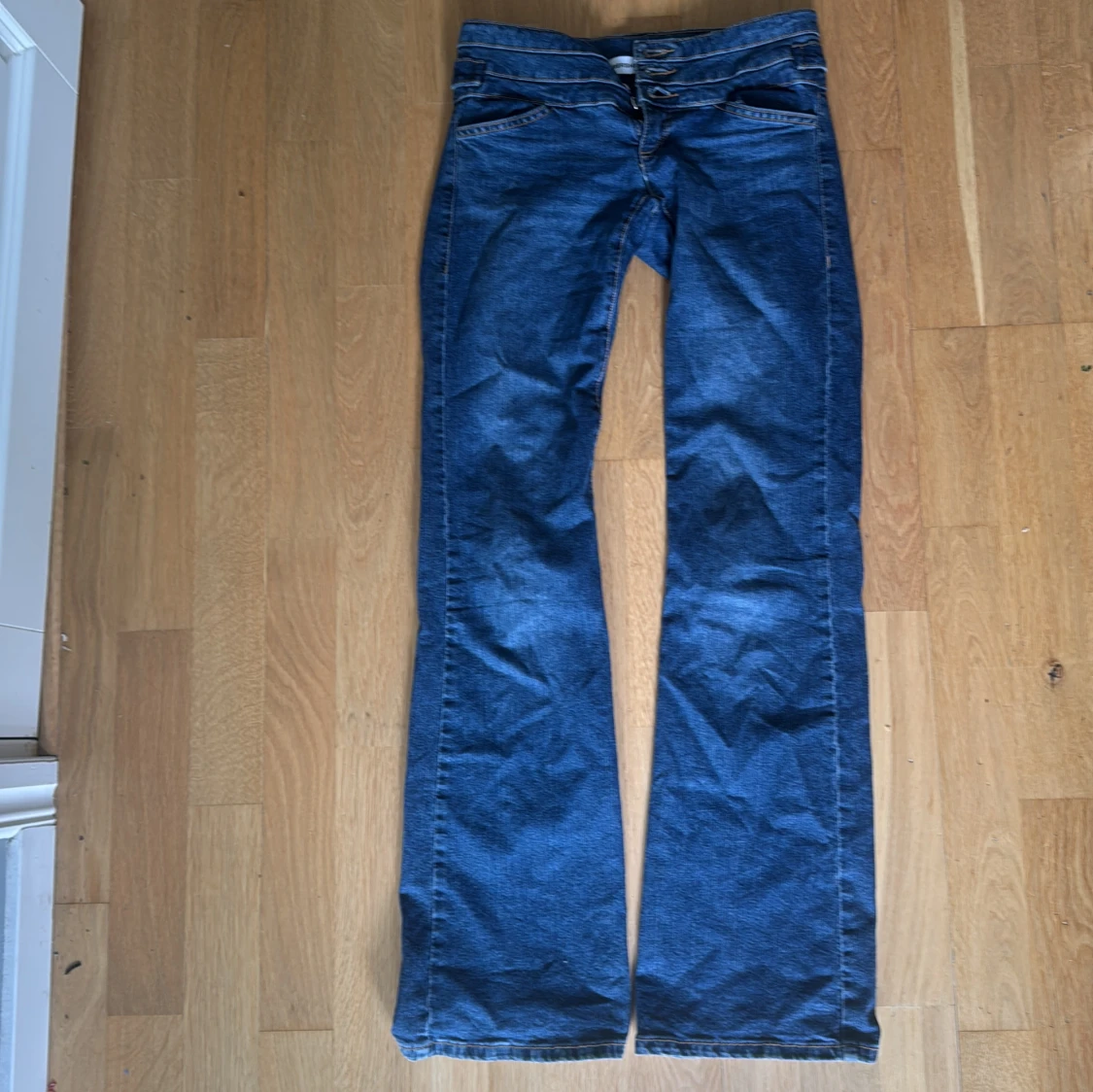 Blå bootcut jeans med medelhög midja - 1