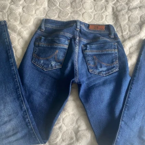 Blå bootcut jeans från LTB - Snygga blå jeans från LTB med bootcut passform. W.24 L.30. Väldigt bra skick inga skador eller slitningar alls. 🤍 Säljer då de är för små