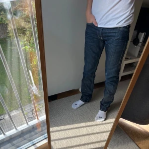 Dondup jeans - Tja! Säljer detta schyssta paret jeans från Dondup!| Modell: Emil| Vid minsta fråga tveka inte att kontakta mig!| Pris alltid diskuterbart!|// Nils- obs liten lagning vid knäet, inget man ser!