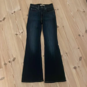 Levi's 726 Flare jeans mörkblå - Mörkblå Levi's 726 Flare jeans med utsvängda ben