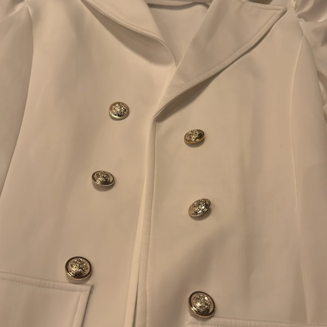 Vit kavaj me guld knappar  - 3