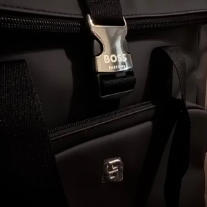 BOSS Selected by Shohei Ohtani Ryggsäck – Limited Edition - Säljer en exklusiv ryggsäck från BOSS x Shohei Ohtani-kollektionen. Detta är en limited edition-produkt och en unik chans för samlare eller dig som gillar stilrena premiumväskor. Snygg och funktionell design – perfekt för både vardag, jobb eller resor.