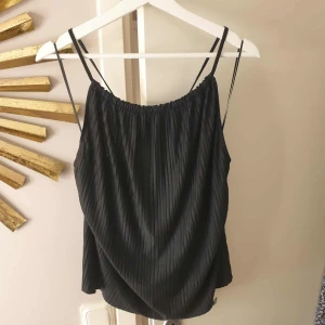 Plisserad topp  - Ny med lappen kvar