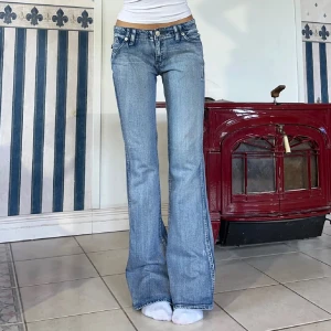 Low waist Bootcut jeans  - Snygga bootcut jeans från Rock & Republic i ljusblå tvätt.  Innerbenslängden: 84cm midja rakt över 39cm