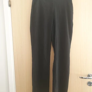 Svarta kostymbyxor med rak passform - Snygga svarta kostymbyxor med rak siluett och klassisk design.