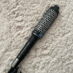 Björn Axén Magic Style brush PRO 38mm - Värmeborste som lockar, formar och stylar håret i ett och samma moment. Ionic-funktion som ger håret glans och förhindrar friss. Två värmelägen 150°C / 170°C. Stänger av sig automatiskt efter 30 minuter. Tre meter lång roterande sladd för full flexibilitet. 