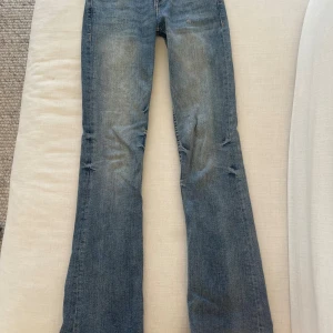 Bootcut jeans från bershka - Säljer ett par supersnygga bootcut jeans med dubbelknäppning från Bershka i storlek 32. Jeansen är i jätte bra skick. 