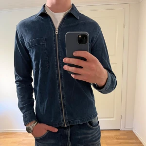 Jeansjacka med dragkedja These Glory Days  - Säljer denna sjukt snygga jeansjackan från These Glory Days⭐️ Färgen är mörkblå och storleken är S✅ Den har inga defekter och skicket är utomordentligt🙌🤝 Sjukt najs passform och passar perfekt till hösten🍁🙌 Tveka inte på att höra av er dig vid minsta fråga eller fundering😊