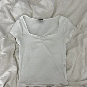 Fin urringad topp från gina tricot - Vit jättesöt topp från gina💞 storlek S❣️
