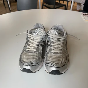 ASICS Gel-Kayano 14 sneakers silver - Säljer ett par ASICS Gel-Kayano 14 sneakers i silver och vitt med svarta detaljer. Skorna är i storlek 43,5 men passar mig som har 42