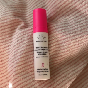 Drunk Elephant T.L.C. Framboos Night Serum - Drunk Elephant T.L.C. Framboos Glycolic Night Serum i en smidig vit plastflaska med starkt rosa lock. Innehåller 8 ml och är berikad med AHA, BHA och hallonextrakt. Perfekt för dig som vill ha en glow boost i din kvällsrutin. Inte använd ! 