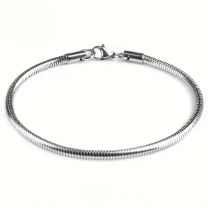 Armband Silver - Silverarmband – Stil & Kvalitet från Armory  Upptäck det perfekta komplementet till din stil! Detta silver armband med en detalj kombinerar en elegant design med en avslappnad, nautisk känsla. Ett utmärkt val för dig som vill ha en diskret men stilfull accessoar eller en uppskattad present till någon speciell.  Hör av dig vid frågor/ armory