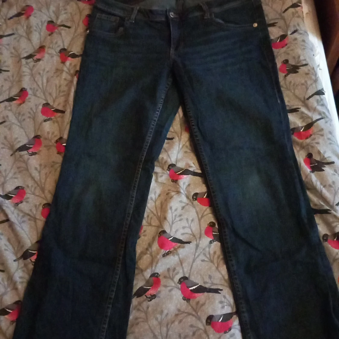 Mörkblå jeans med utsvängda ben