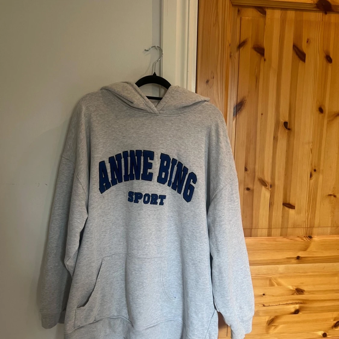 Grå hoodie från Anine Bing - 1