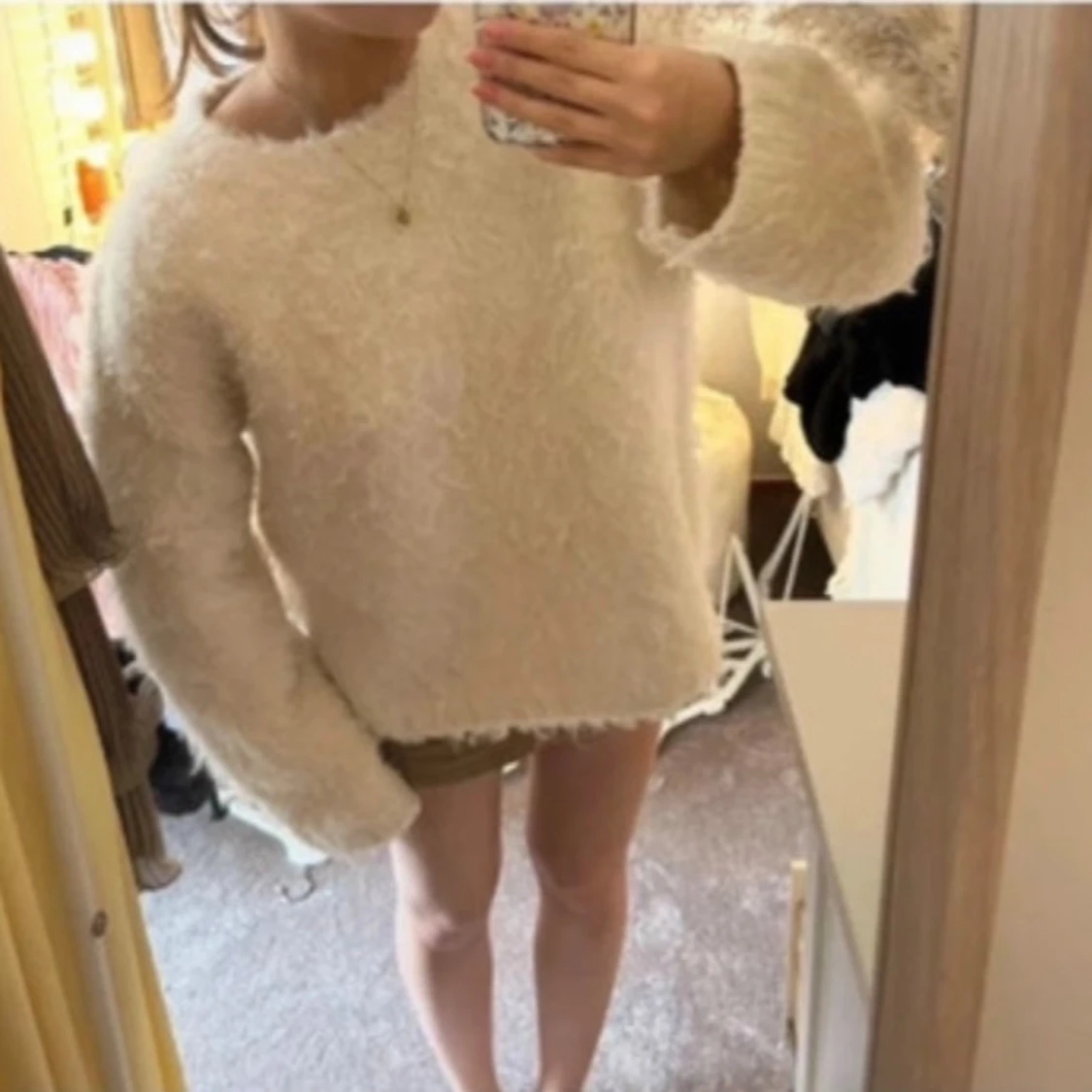 Fluffig vit stickad tröja - 1