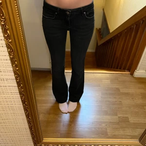Svarta lowwaist jeans - Svarta lågmidjade bootcut jeans från Zara, i storlek 34, men passar mig som annars har S