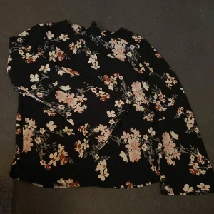 Blommig blus  - Det är en blommig blus. Inte så mycket använd. 