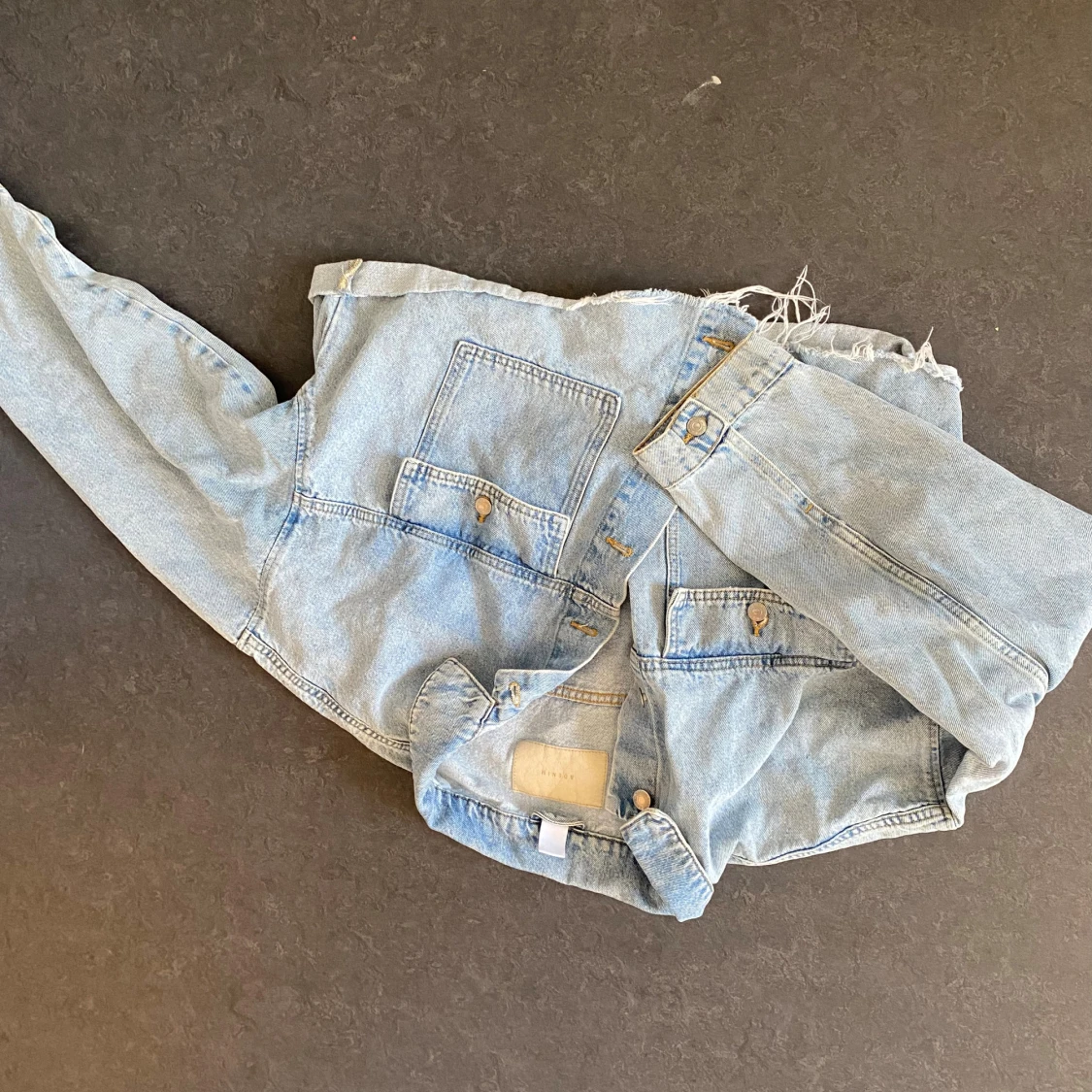 Ljusblå croppad jeansjacka