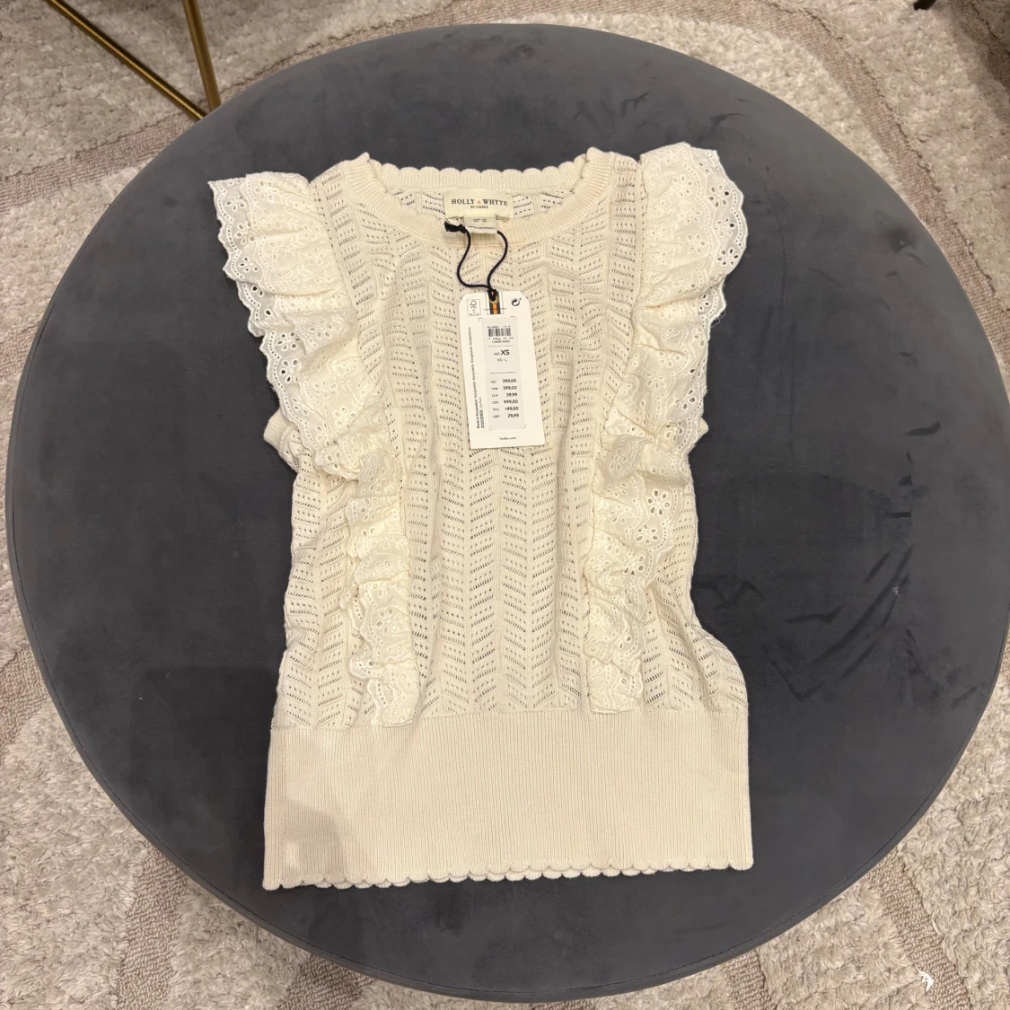 Vit blus med volang från Lindex