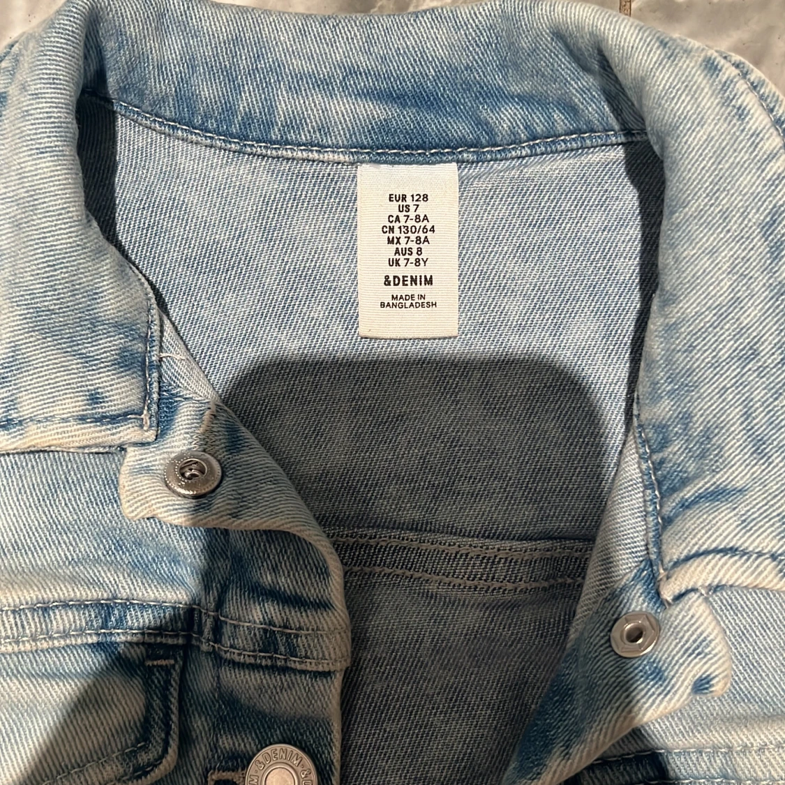 Ljusblå jeansjacka från &Denim - 1