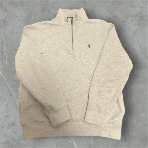 Ralph Lauren Half Zip Grå - 📍Storlek:L  💪🏽Skick:Ny utan prislapp   📐Mått:Längd:67cm:Axelbredd:45cm  📎Material:60%bomull:40%Polyester   📦Skickar alltid inom 24h  💸Köp fler plagg för att få billigare pris  ✅Äkthetsgaranti