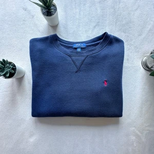 Mörkblå sweatshirt från Polo Ralph Lauren - Ralph Lauren-tröja 👕✨ Använd endast 3–4 gånger – i toppskick 🥳 Liten fläck på vänster ärm (knappt synlig) 👌 Säljes då jag sparar till skor 👟                                                                                                   💎 Passa på – perfekt fynd för dig som gillar kvalitet & stil! 