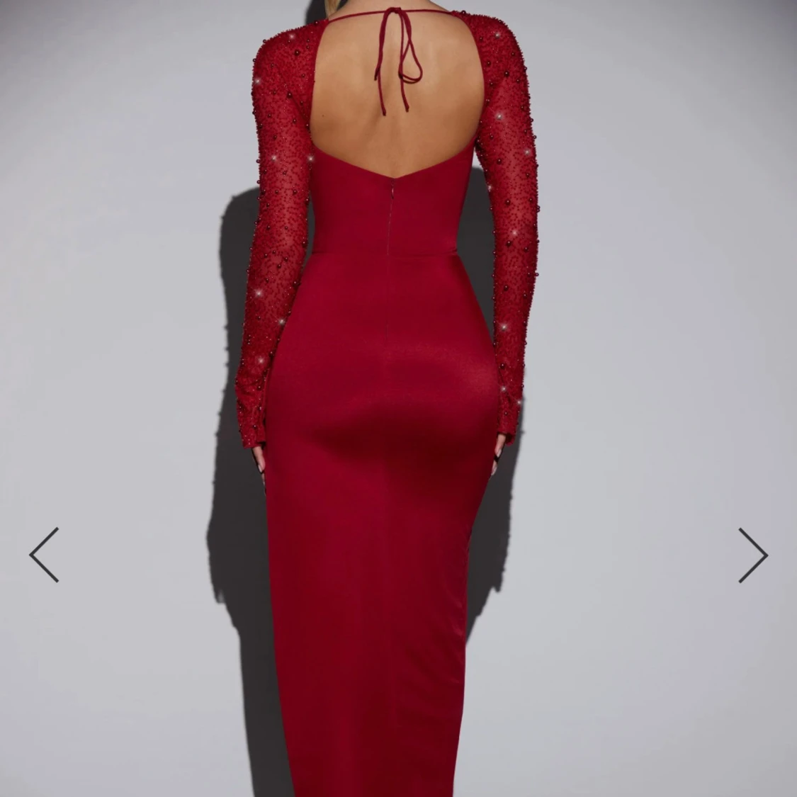 Röd långklänning med pärlade ärmar - 1
